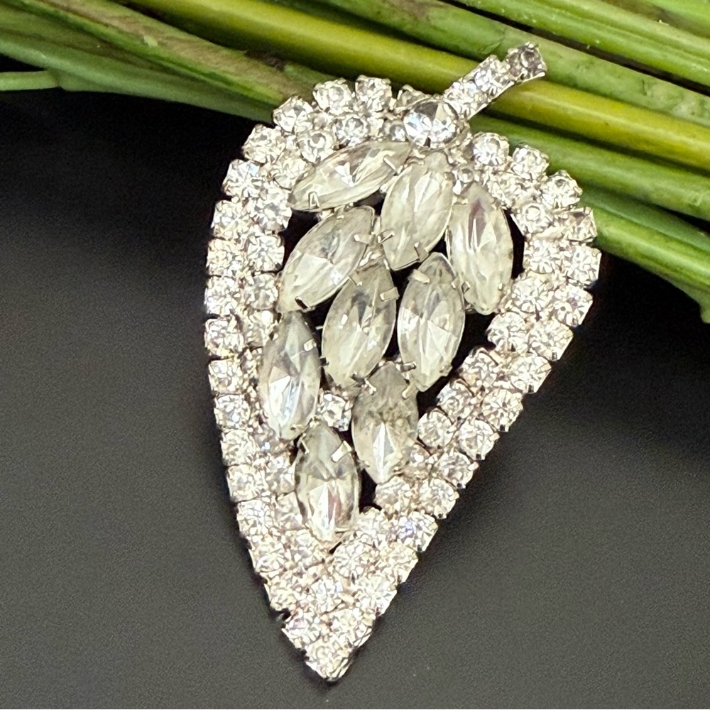 Vintage Unsigned Clear Rhinestones Bling Large Curved Leaf Pendant Brooch 26g.